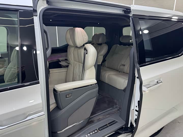 Фото 33 - Zeekr 009