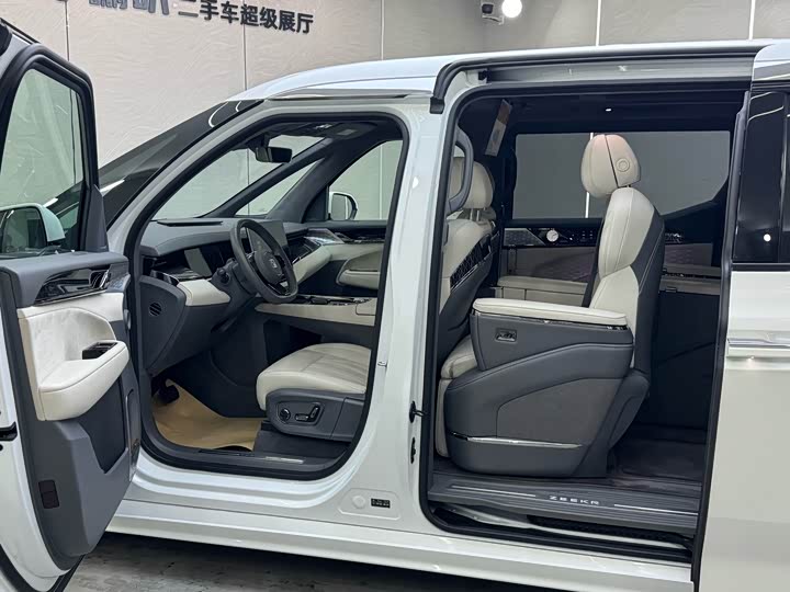 Фото 36 - Zeekr 009