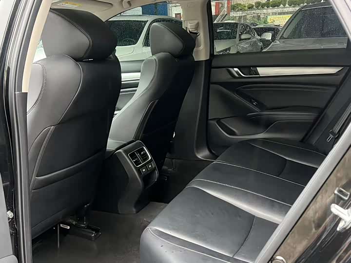 Фото 8 - Honda Accord