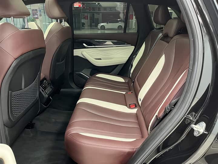 Фото 14 - Geely Monjaro