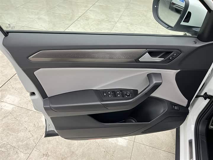 Фото 10 - Volkswagen T-Roc