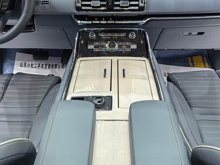 Фото 12 - Lincoln Navigator