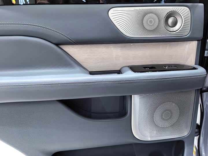 Фото 15 - Lincoln Navigator