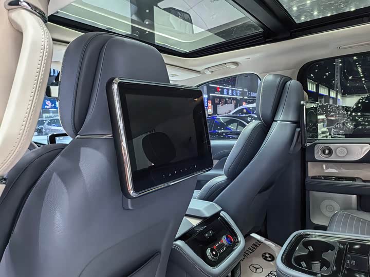 Фото 16 - Lincoln Navigator