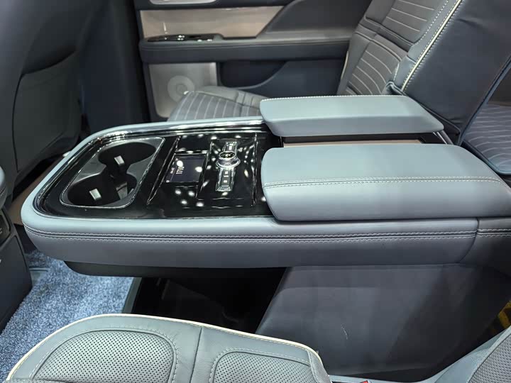 Фото 17 - Lincoln Navigator