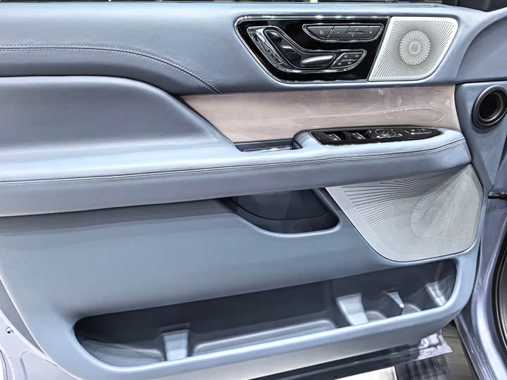 Фото 4 - Lincoln Navigator