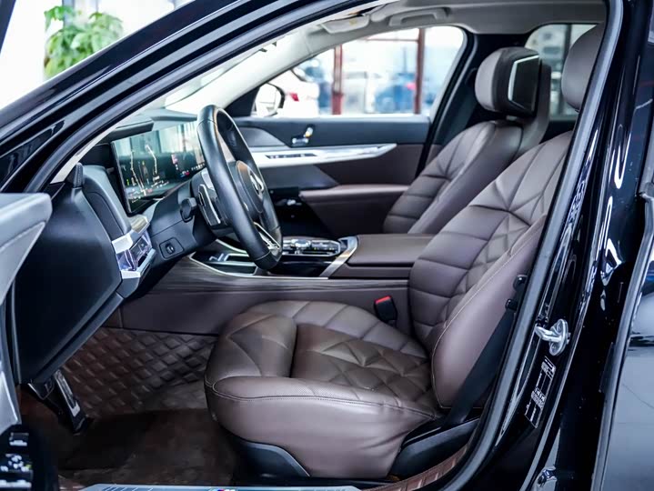 Фото 8 - BMW 7 Series