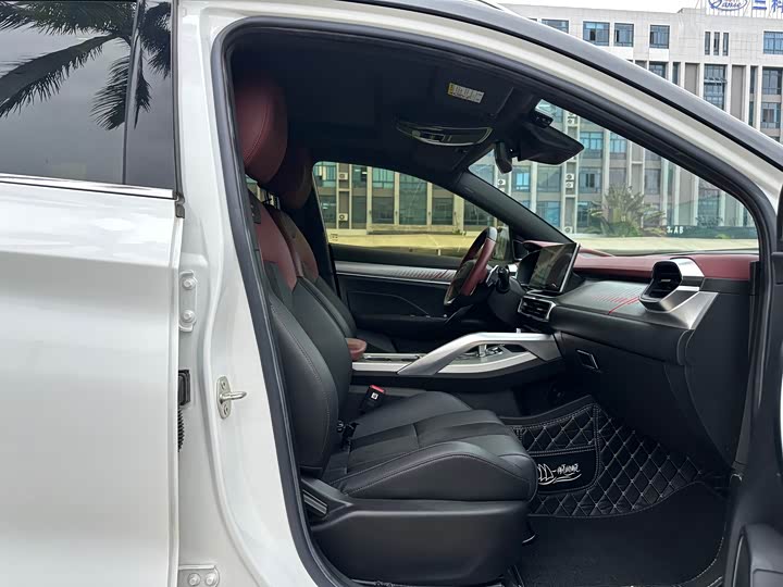 Фото 12 - Geely Coolray