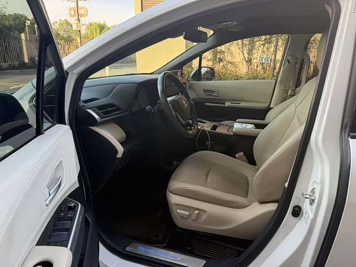 Фото 2 - Toyota Sienna