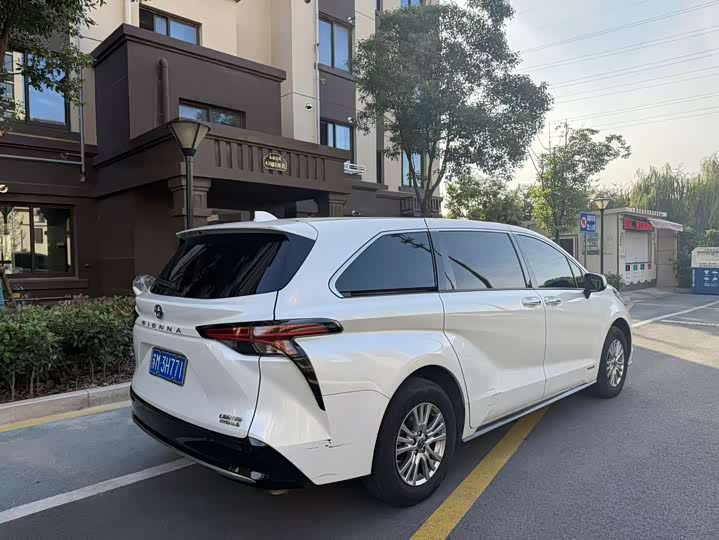 Фото 7 - Toyota Sienna
