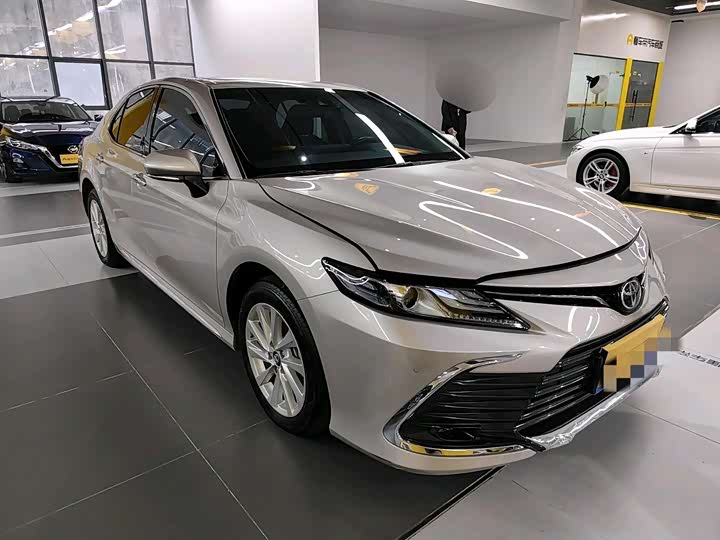 Фото 2 - Toyota Camry