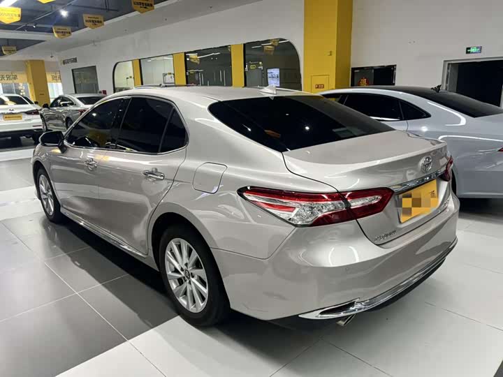 Фото 3 - Toyota Camry