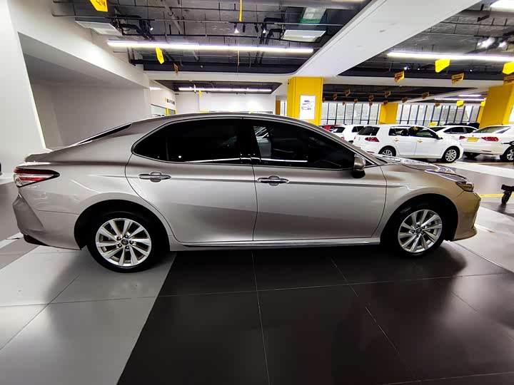 Фото 4 - Toyota Camry