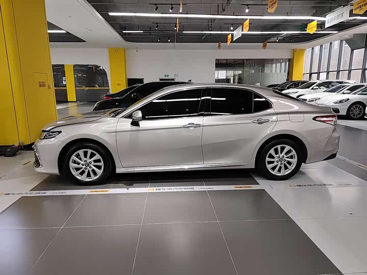 Фото 6 - Toyota Camry