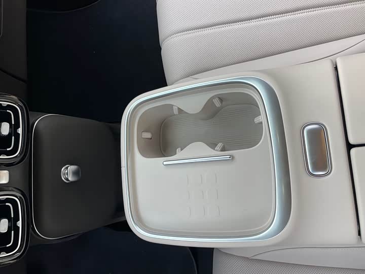 Фото 27 - GAC Aion UT