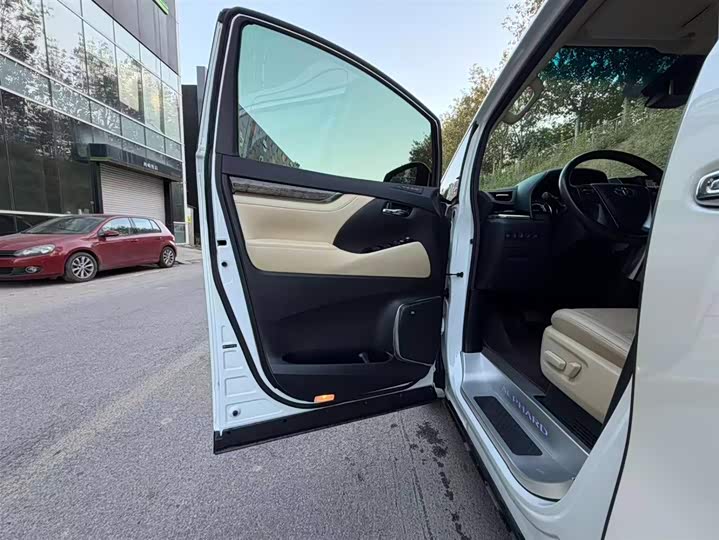 Фото 9 - Toyota Alphard