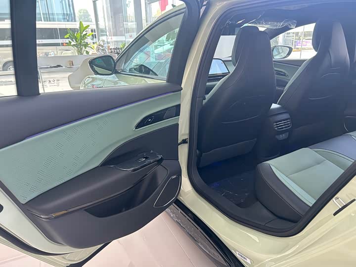 Фото 12 - Hongqi EH7