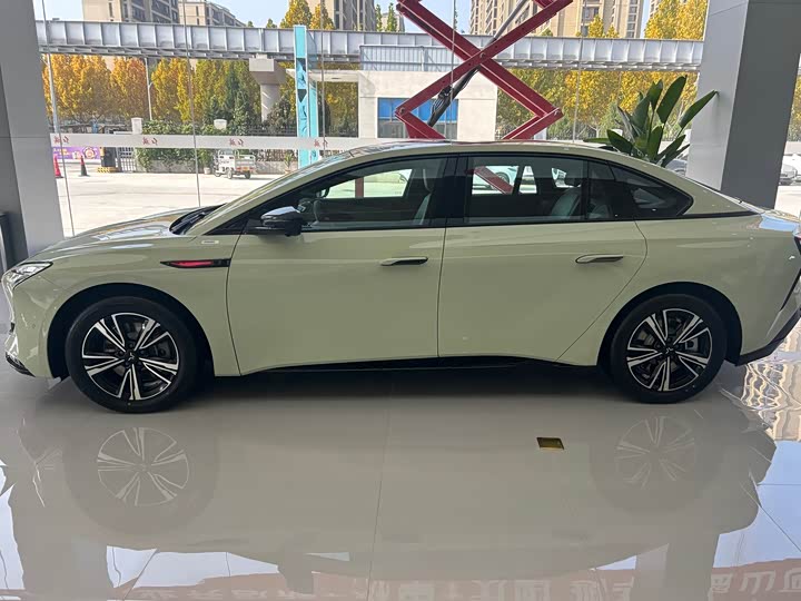 Фото 2 - Hongqi EH7