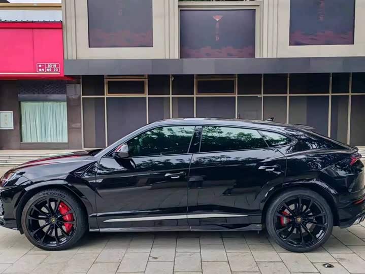 Фото 2 - Lamborghini Urus