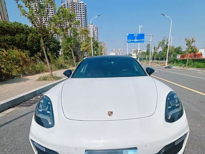Фото 2 - Porsche Panamera
