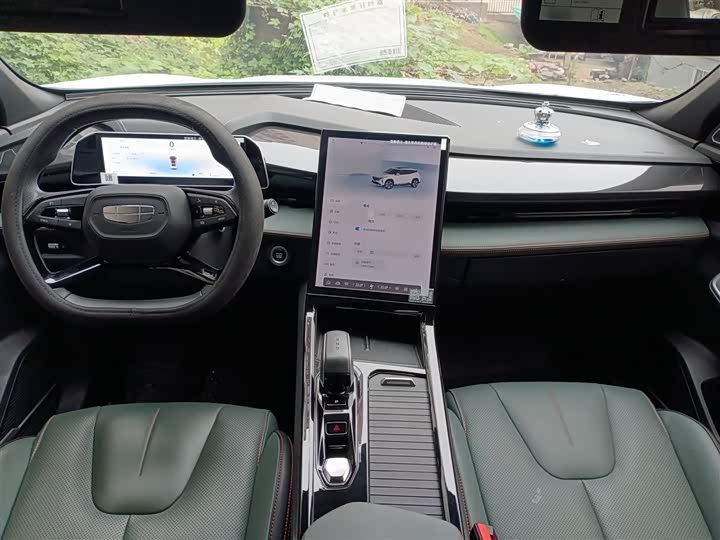 Фото 10 - Geely Atlas