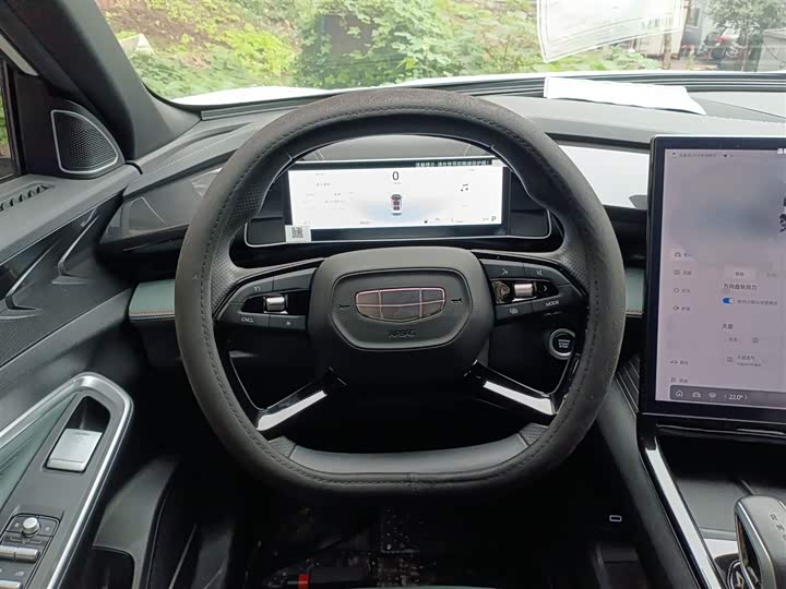 Фото 11 - Geely Atlas