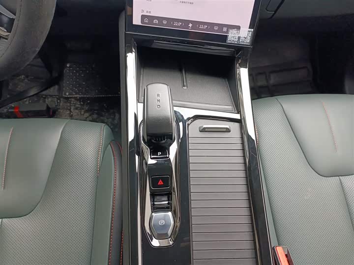 Фото 14 - Geely Atlas