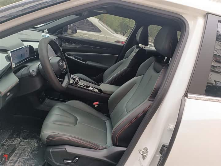 Фото 15 - Geely Atlas