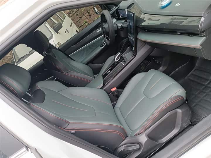 Фото 25 - Geely Atlas