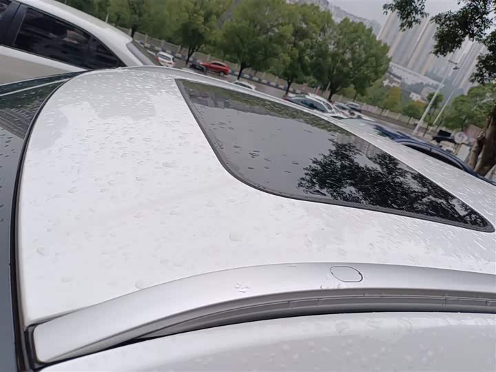 Фото 27 - Geely Atlas