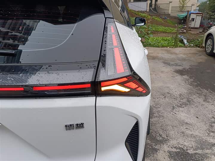 Фото 8 - Geely Atlas