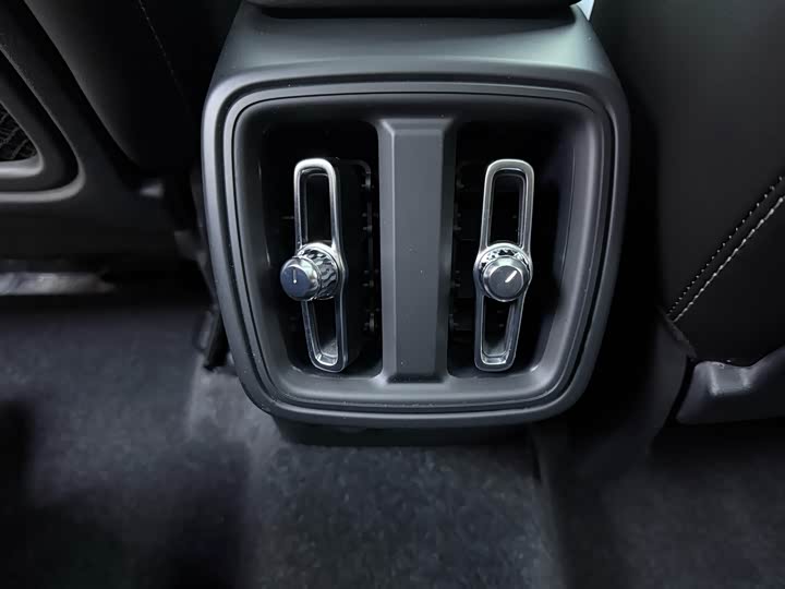 Фото 11 - Volvo XC40