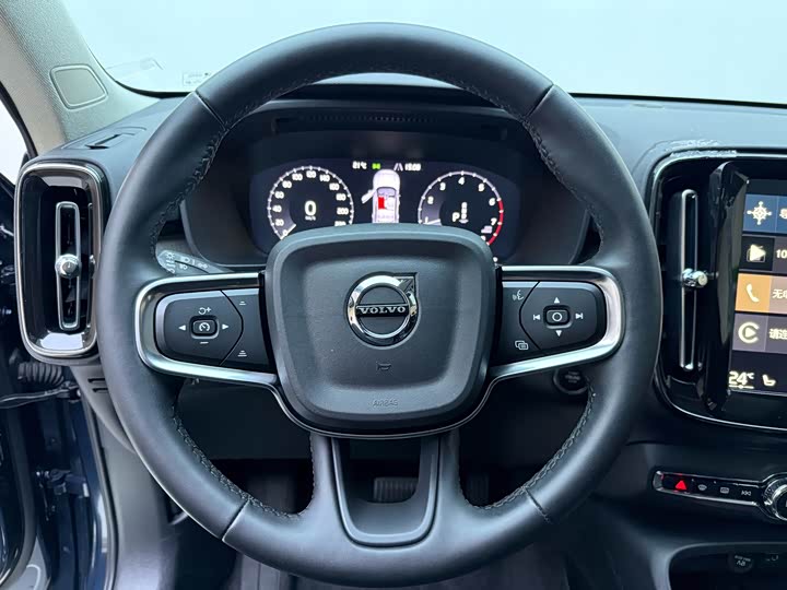 Фото 12 - Volvo XC40