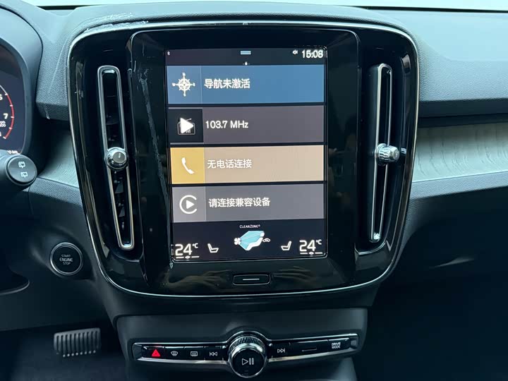 Фото 14 - Volvo XC40