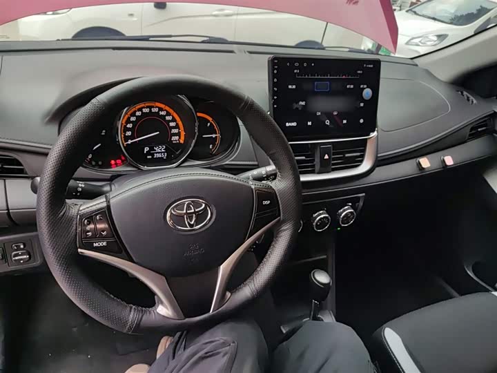 Фото 10 - Toyota Yaris L Hatchback