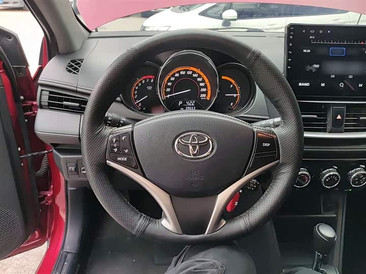 Фото 11 - Toyota Yaris L Hatchback