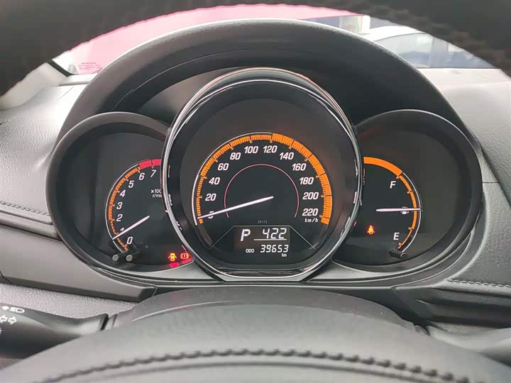 Фото 12 - Toyota Yaris L Hatchback