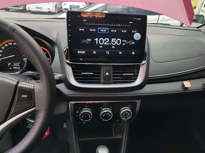 Фото 13 - Toyota Yaris L Hatchback