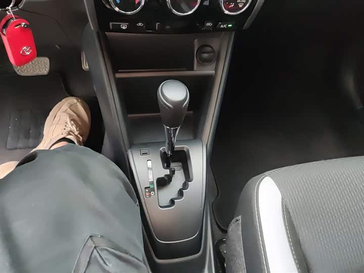 Фото 14 - Toyota Yaris L Hatchback