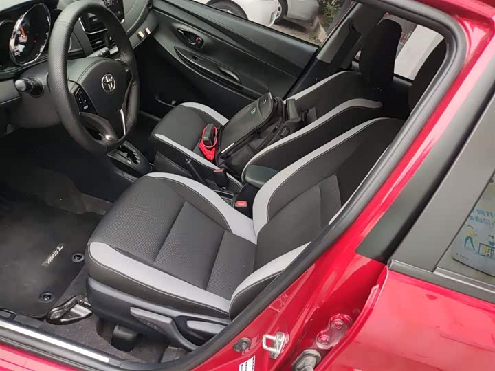 Фото 15 - Toyota Yaris L Hatchback