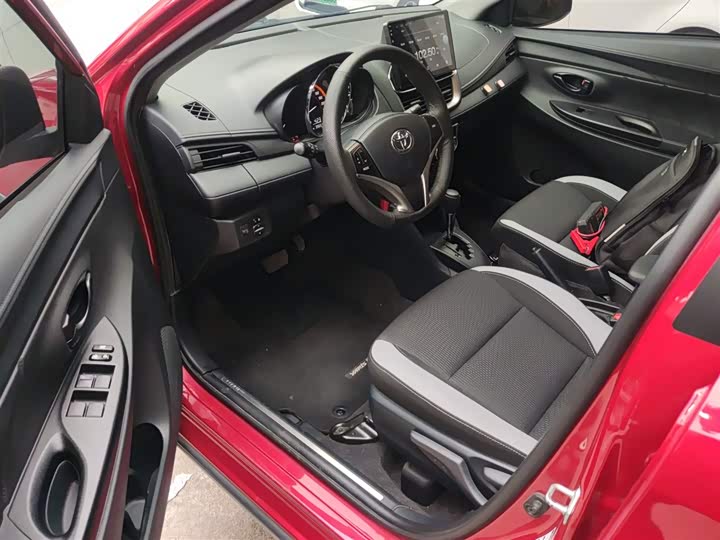 Фото 16 - Toyota Yaris L Hatchback