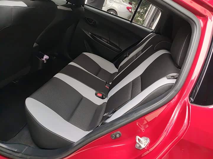 Фото 17 - Toyota Yaris L Hatchback