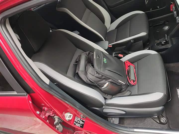 Фото 25 - Toyota Yaris L Hatchback