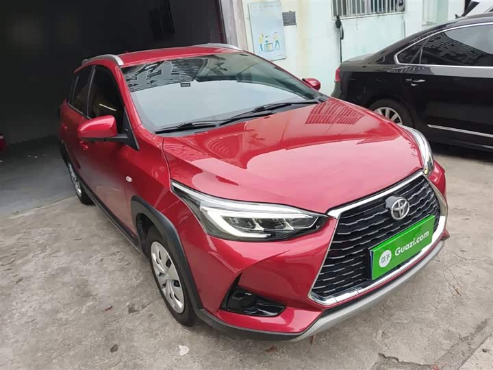 Фото 4 - Toyota Yaris L Hatchback