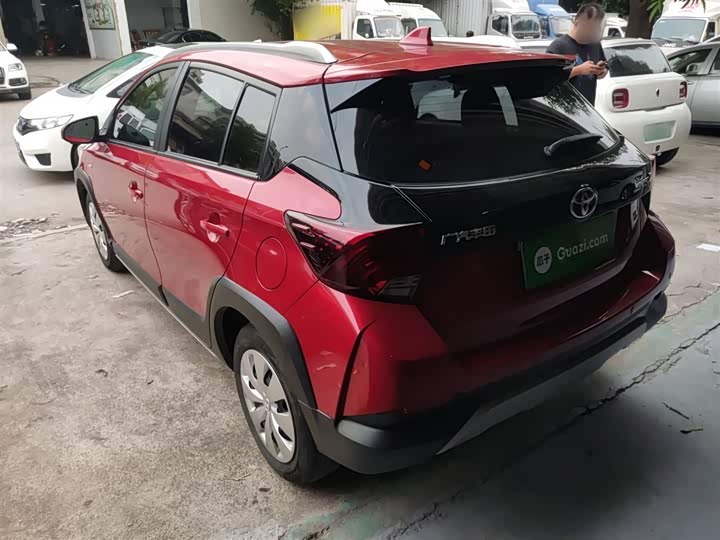 Фото 5 - Toyota Yaris L Hatchback