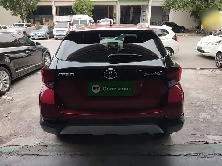 Фото 6 - Toyota Yaris L Hatchback