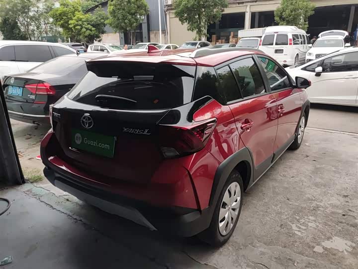 Фото 8 - Toyota Yaris L Hatchback