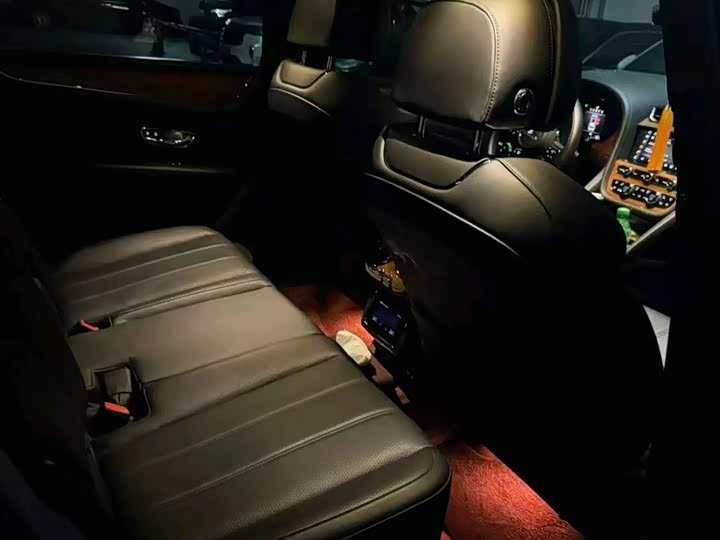 Фото 10 - Bentley Bentayga