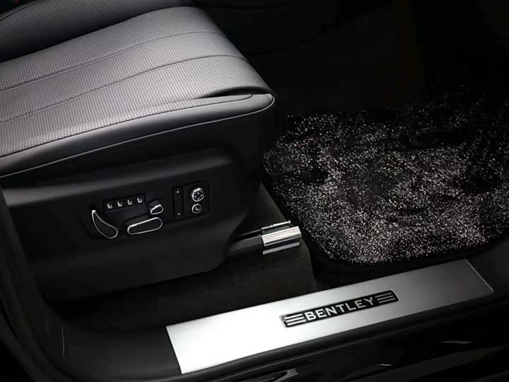 Фото 9 - Bentley Bentayga