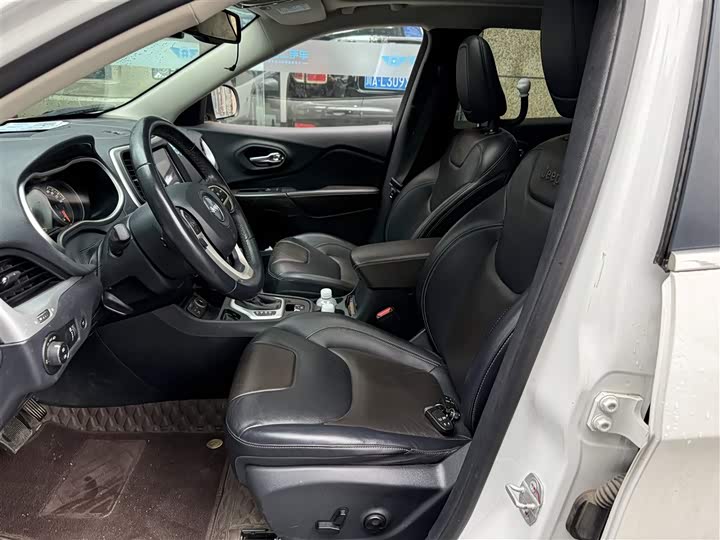 Фото 8 - Jeep Cherokee